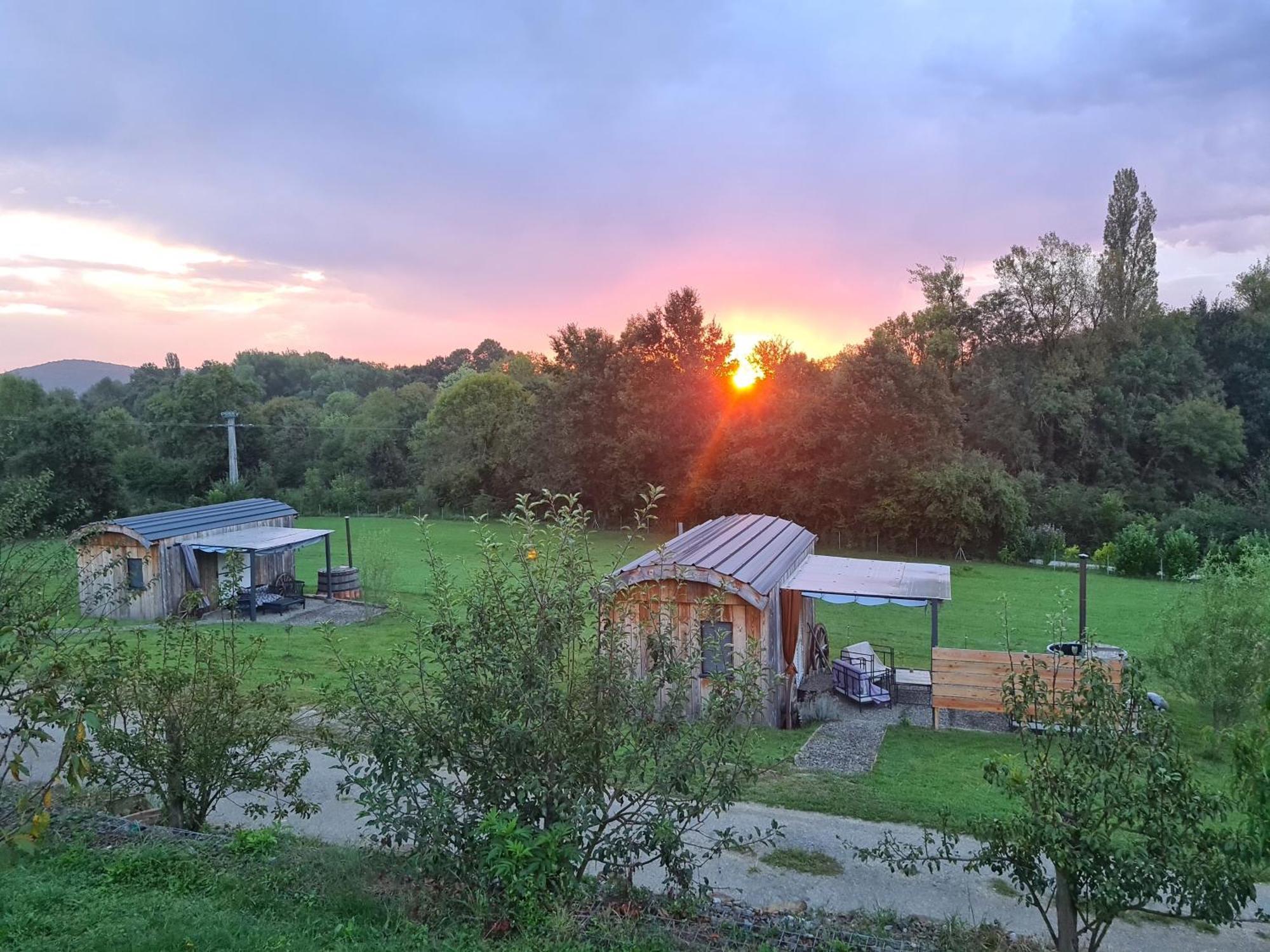 Les Milles Bottes Et Ses Roulottes Villa Encausse-les-Thermes ภายนอก รูปภาพ